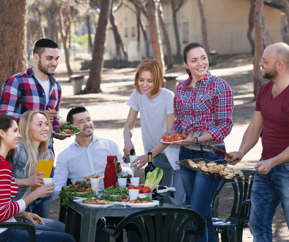 Grupa znajomych jedząca potrawy z grilla - strój na grilla