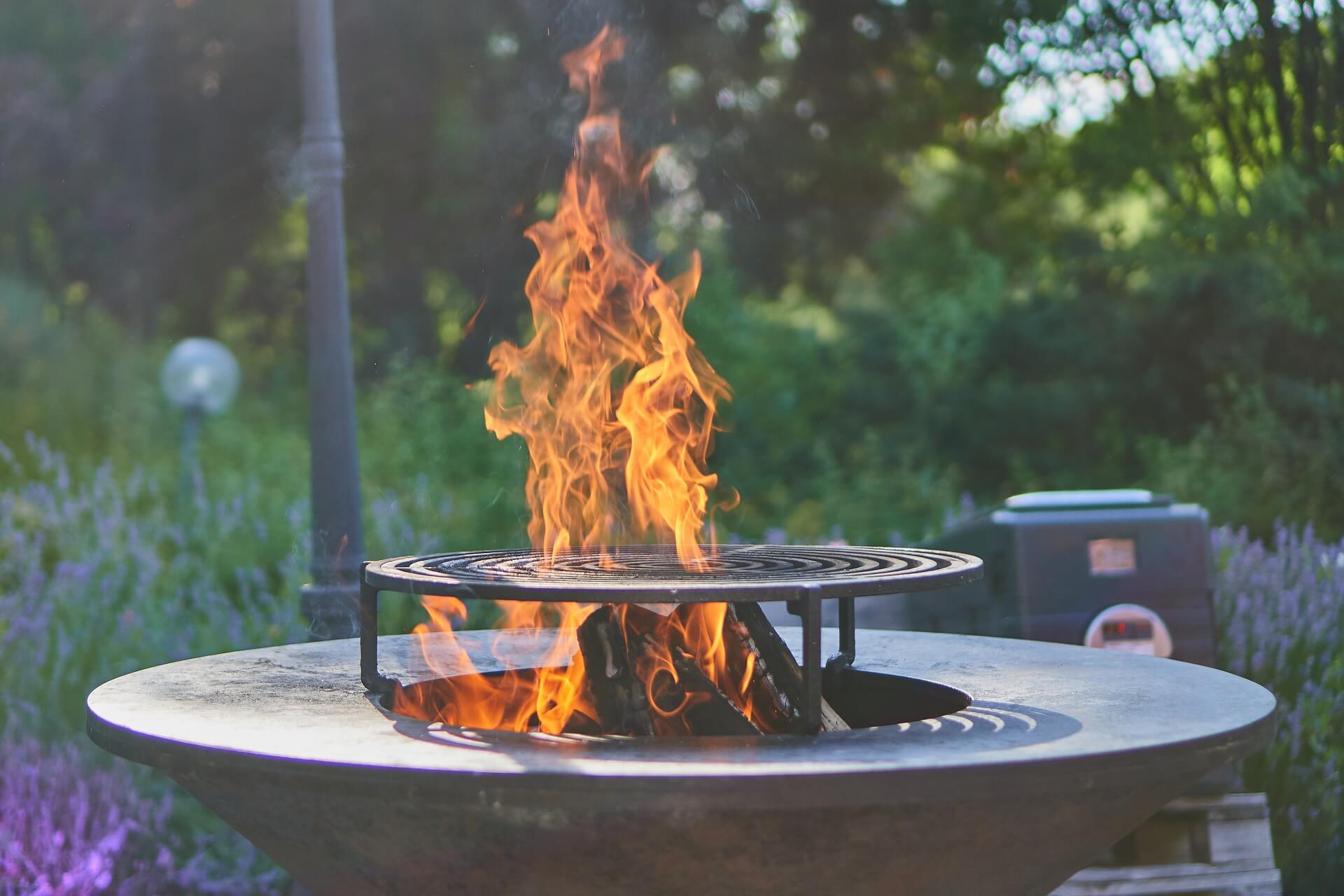Rozpalany ogień na grillu