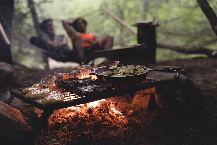 grill ze znajomymi na wolnym powietrzu 