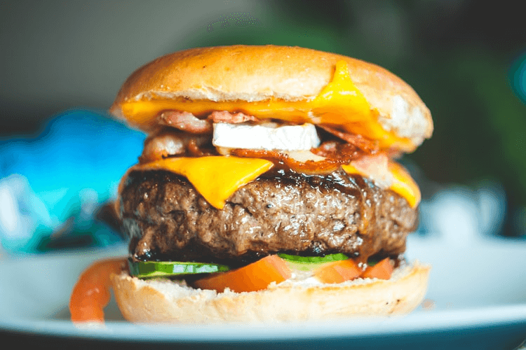 Burger z grillowanym mięsem i warzywami