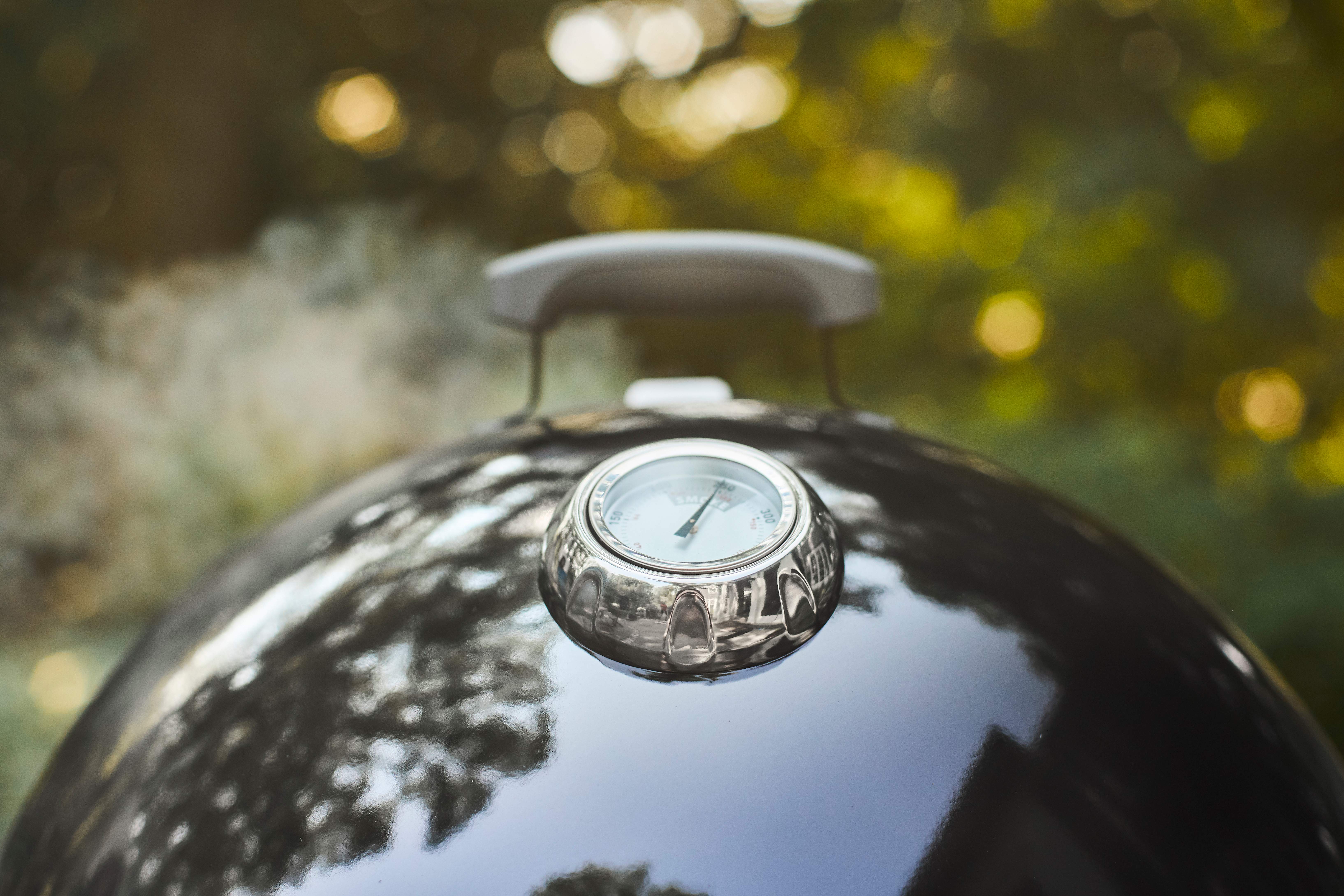 Mężczyzna grillujący polędwicę wieprzową – Top Grille
