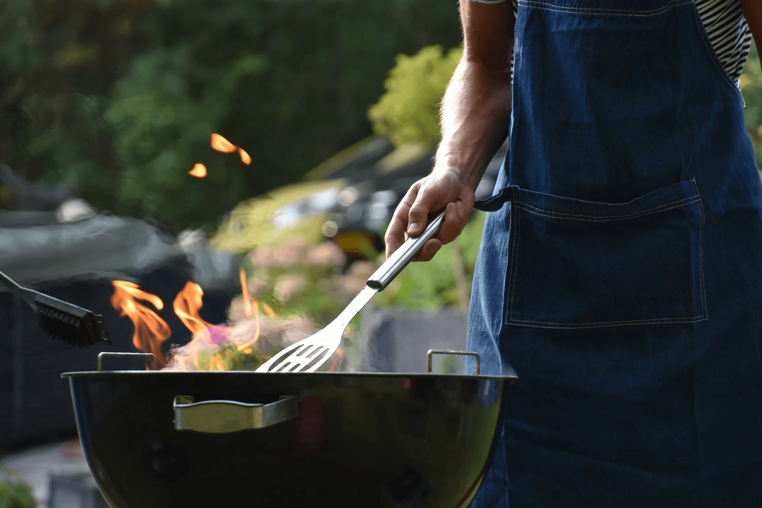 Mężczyzna grillujący polędwicę wieprzową – Top Grille